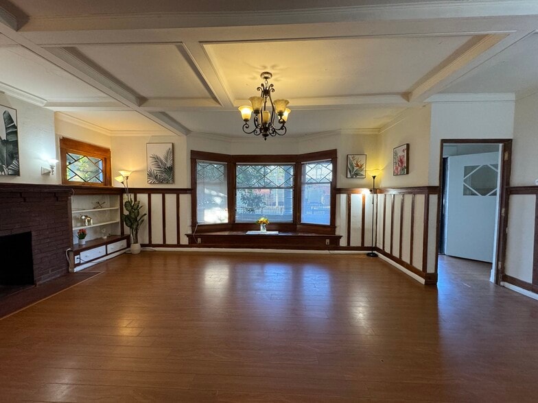 Building Photo - 1150 W 30th St