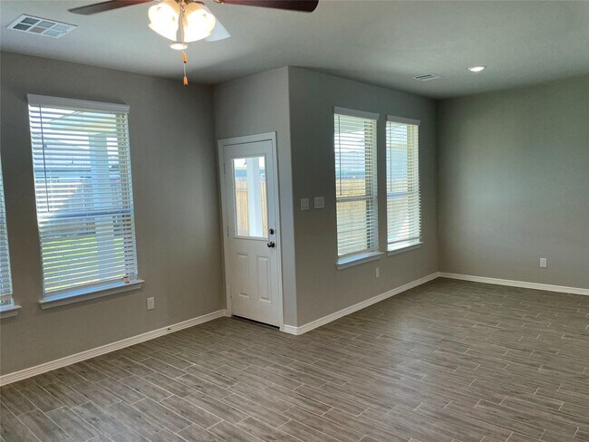 Building Photo - 24814 Sierra Laurel Ln