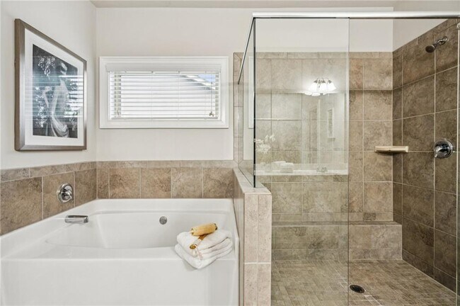 Building Photo - 5180 Mirror Lake Dr