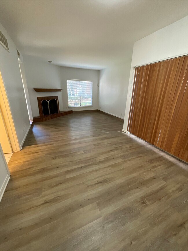 Building Photo - 3100 Walnut Bend Ln