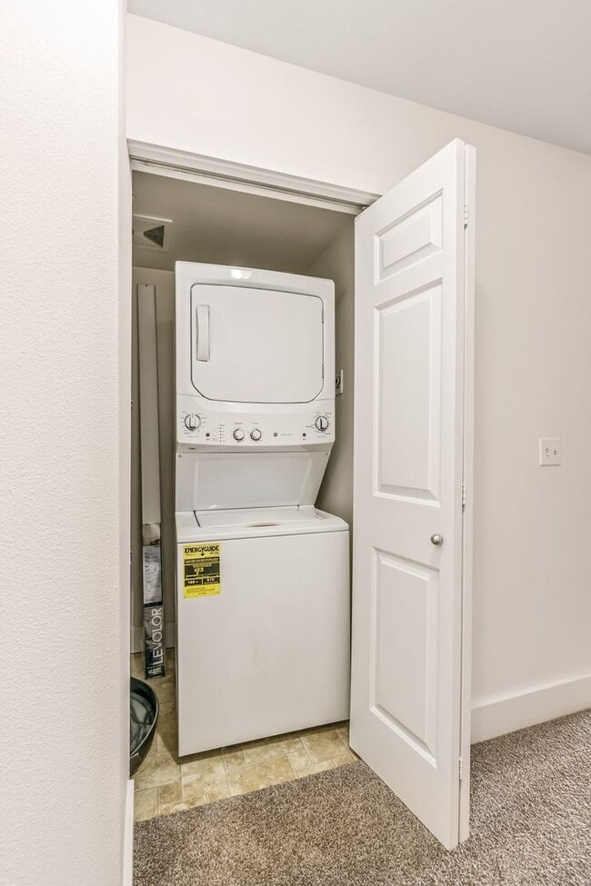 Building Photo - Uptown 2 bedroom 1 bath with garage parkin...