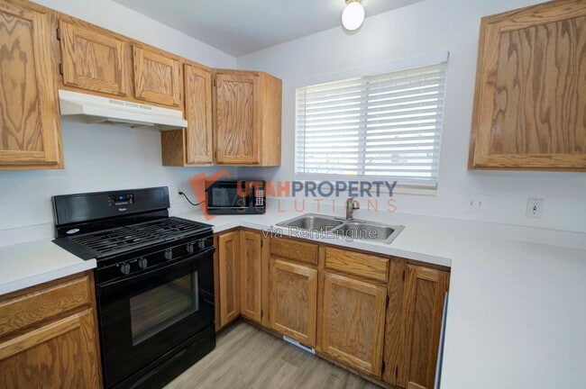 Building Photo - 496 W 330 S