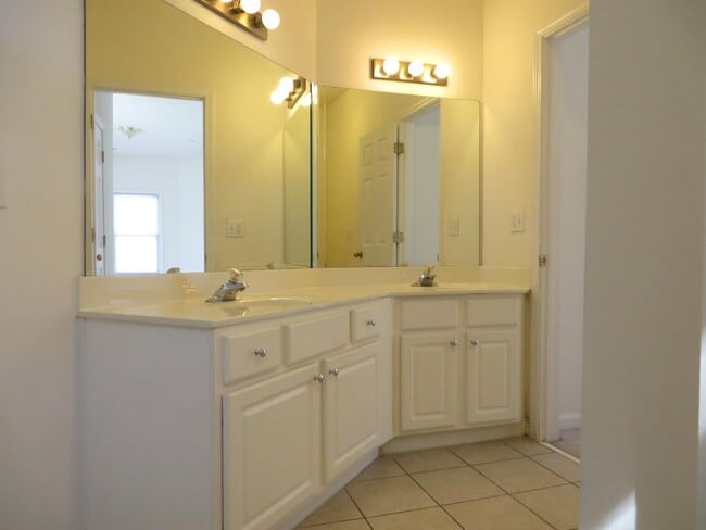 Building Photo - 8809 Fairview Bluff