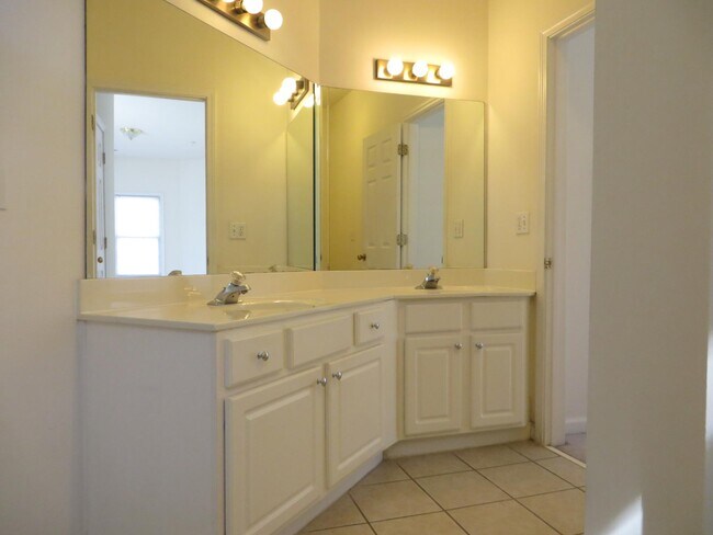 Building Photo - 8850 Fairview Bluff