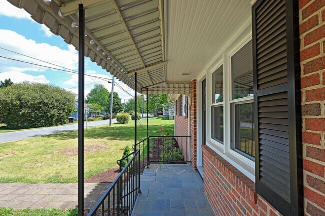 Building Photo - Recently Updated Home Near Downtown Crozet