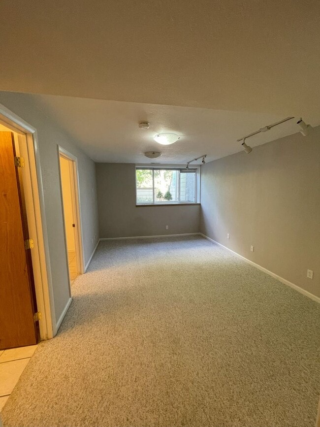 Building Photo - Beautiful 2 BED/3 BATH Louisville Townhome...