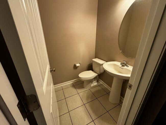 Building Photo - Highly Desirable Richmond Hill Townhome with 3 Bedroooms