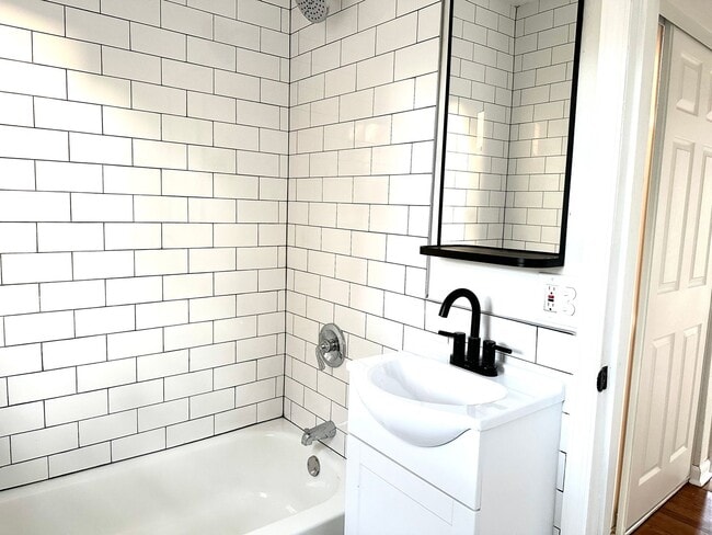 Building Photo - Modern Updated Home in the Milk District- ...