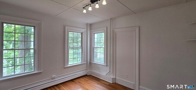 Building Photo - 221 Broadway