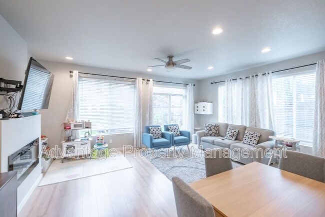 Building Photo - 5587 NW Torchcrest Pl