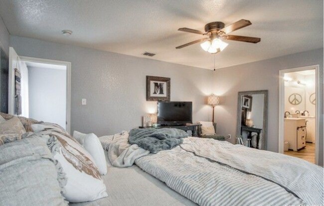 Building Photo - 3 Bed  1/2  Bath  with Large Yard