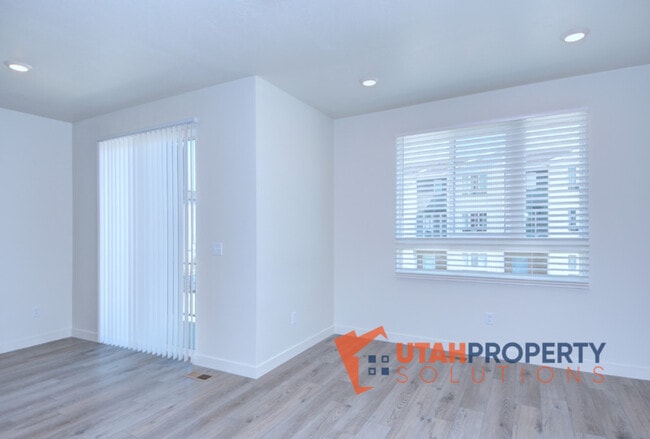 Building Photo - 964 W 500 S