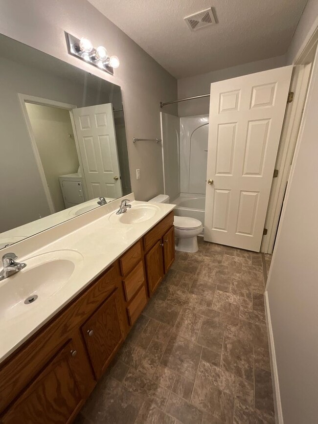 Building Photo - Charming 3 bedroom/2.5 bathroom End Unit i...