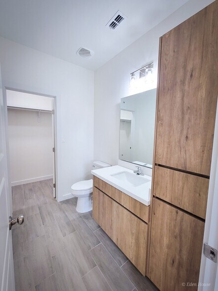 Building Photo - 1404 W Platinum Dr