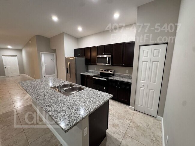 Building Photo - 737 Daniels Ave SW