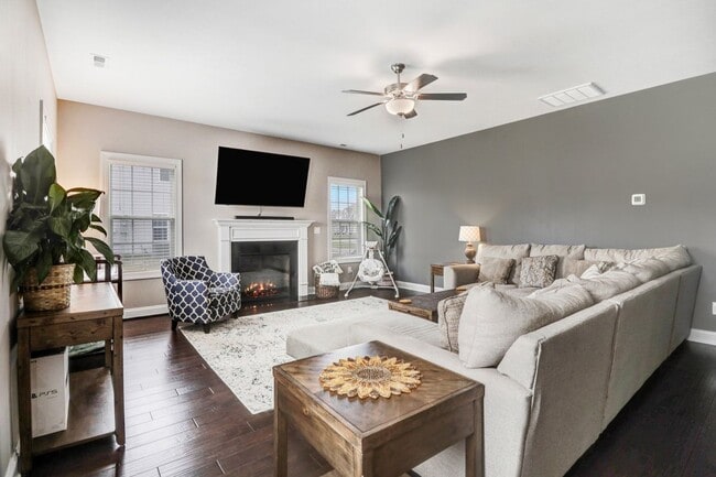 Building Photo - STUNNING & SPACIOUS 4 BR | 2.5 BA 2-Story *Pikeville School District*