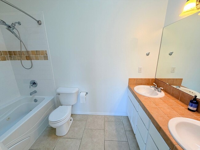 Building Photo - Lovely Ballard Townhome - Exceptional Location! AVAILABLE NOW!