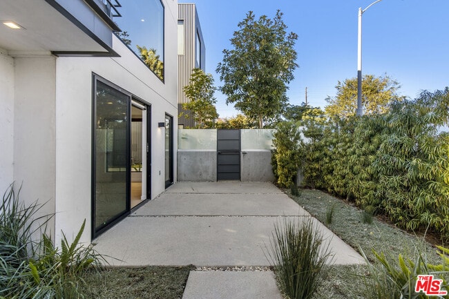 Building Photo - 2019 Barry Ave