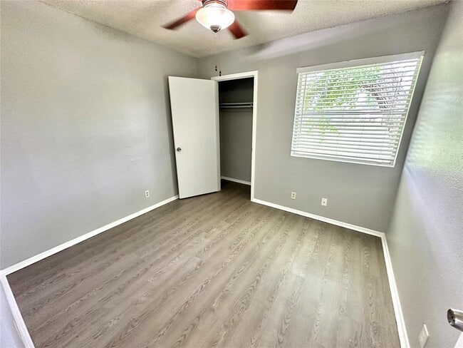 Building Photo - 9808 Roxanna Dr