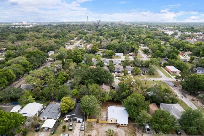 Building Photo - Very large 4bdrm/2bath House, Ready End of February