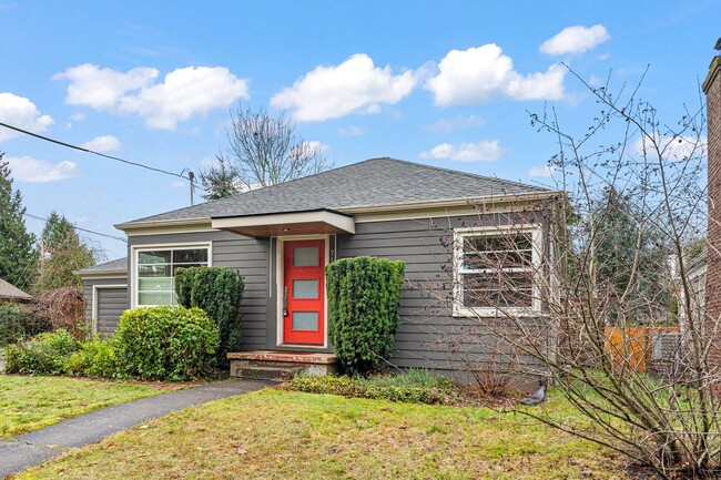 Building Photo - 2/1 One level with finished basement in St...