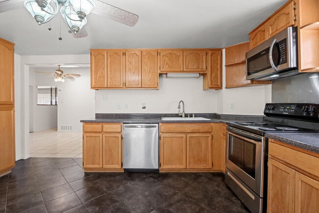 Building Photo - 1600 Sumac Dr