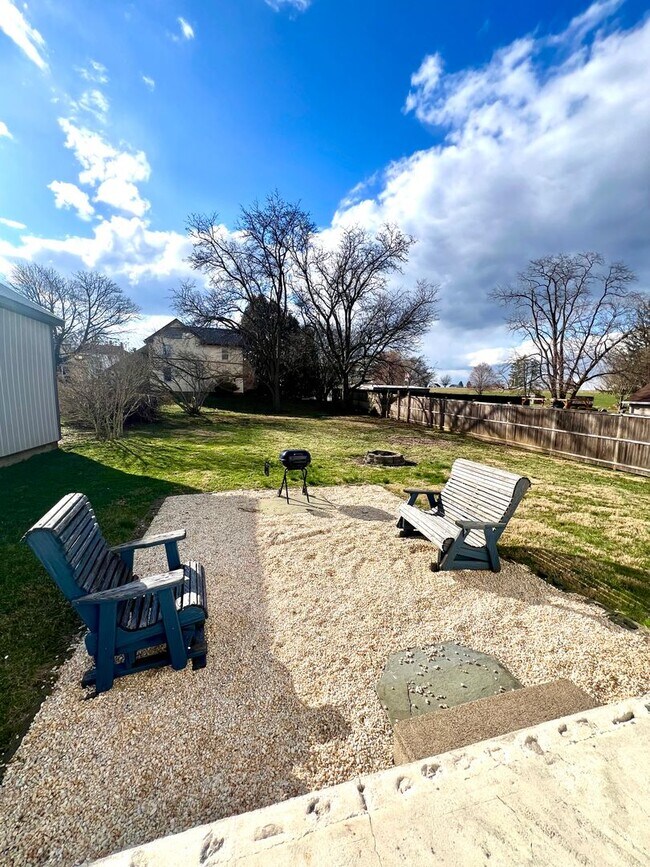 Building Photo - Spacious 3BR Home with Large Yard, Private Driveway & Storage