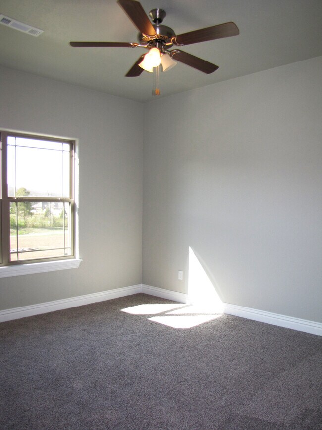 Building Photo - Upscale 4 Bed, 2.5 Bath Available in Fayetteville!