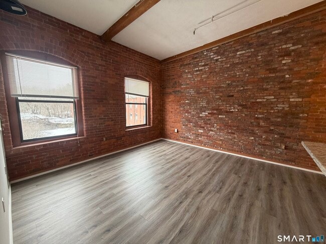 Building Photo - 222 Williams St E