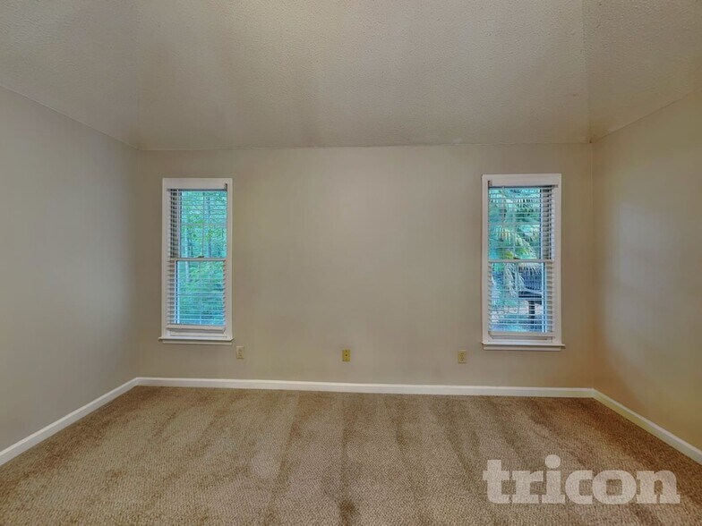 Building Photo - 190 Longwood Dr