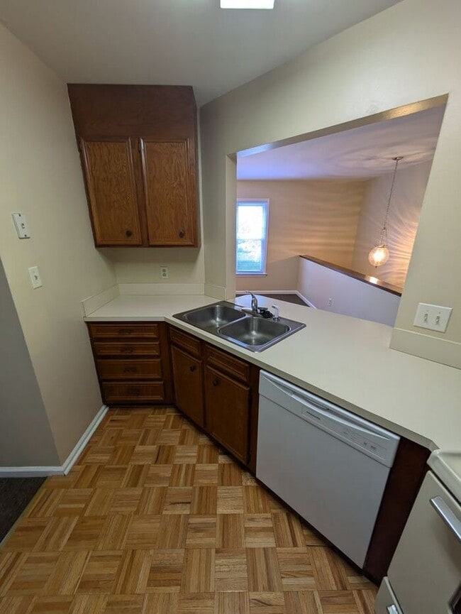 Building Photo - 2BD/2BA Condo Available Now in Hickory