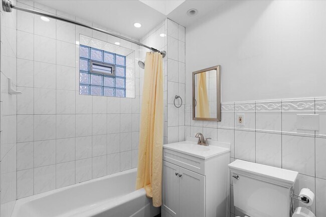 Building Photo - 4226 N Sawyer Ave