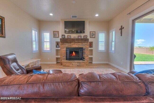 Building Photo - 6321 Oak Ln