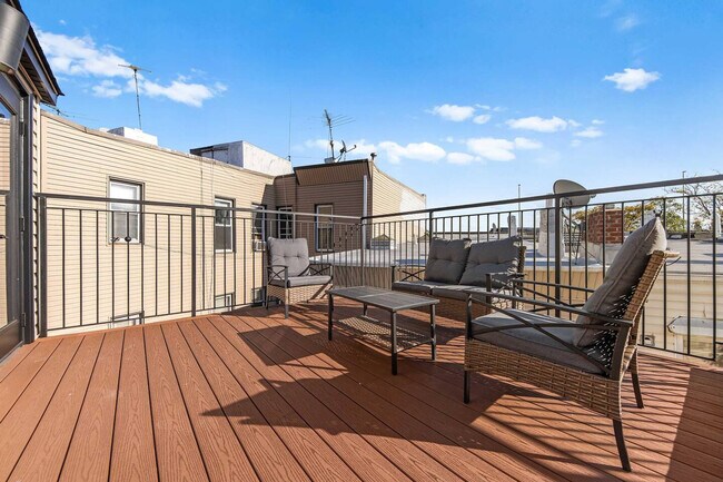 Building Photo - 10 Hausman St