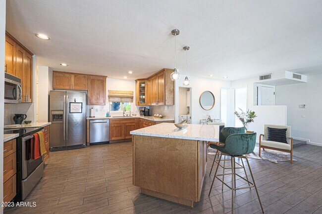 Building Photo - 421 Lila Cir