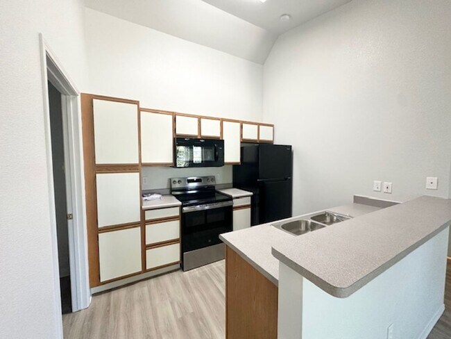 Building Photo - Bright & Stylish Upstairs Apartment!