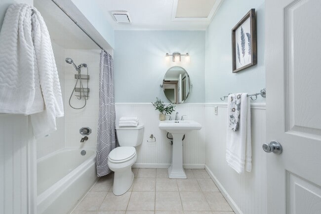 Building Photo - 2 bed 1 bath home w/ garage and yard, biking distance to UC Davis campus and downtown