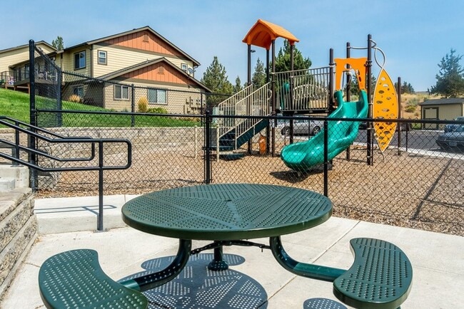 Building Photo - 410 NE Oak St