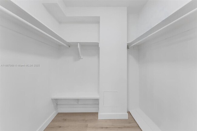 Building Photo - 801 Brickell Bay Dr
