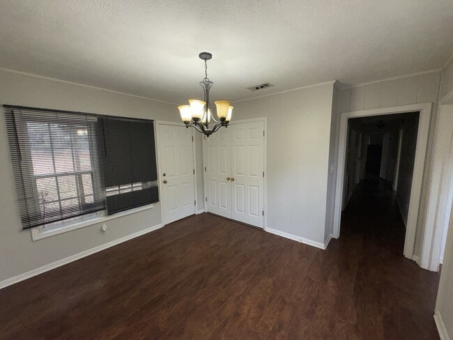 Building Photo - 1081 S Church St