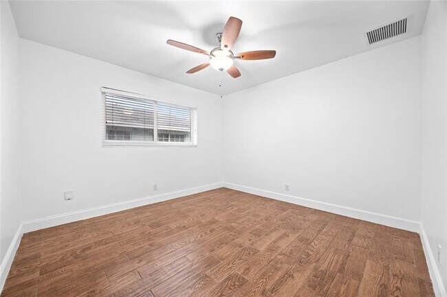 Building Photo - 404 SE 16th St