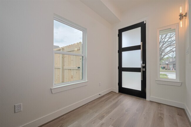 Primary Photo - 7918 Parnell St