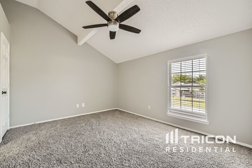 Building Photo - 909 Canary Ln