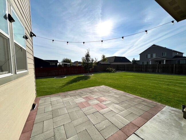 Building Photo - West Richland Home On 0.32 Acres