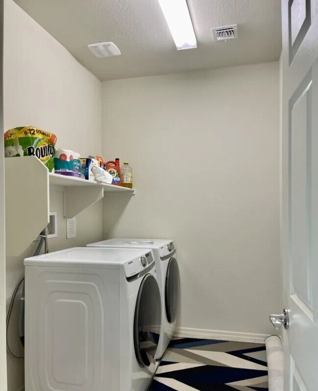 Building Photo - 2022 Built Single-Level 4Bedrooms/3Baths Stunning Home!!