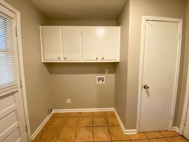 Building Photo - 3 bedroom 2 bathroom near Sycamore View an...