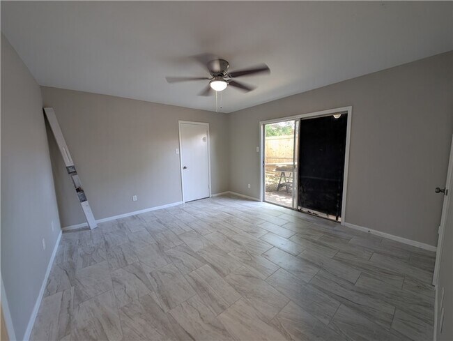 Building Photo - 6613 Rhine Dr