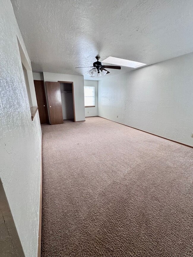 Building Photo - 2 bed, 2 bath, 2 car garage