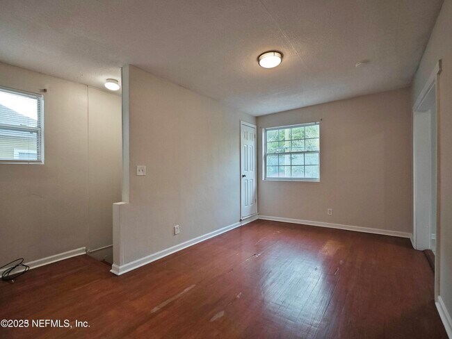 Building Photo - 1337 W 23rd St
