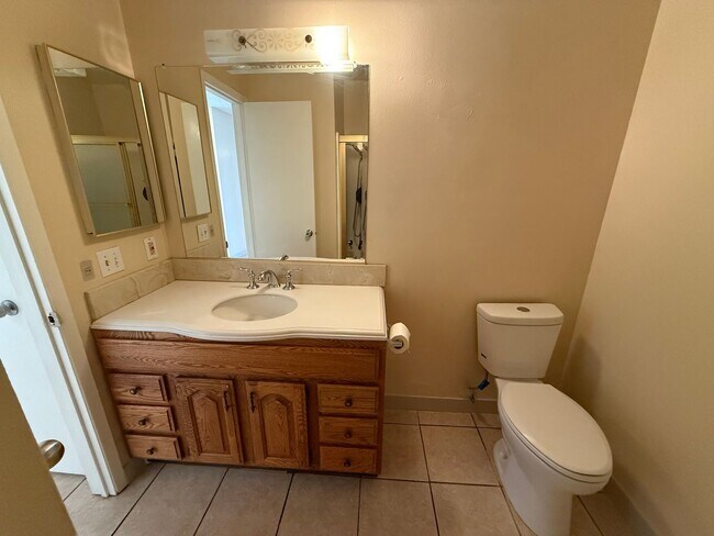 Building Photo - Beautiful Condo!